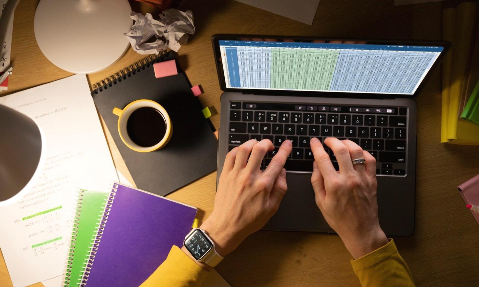 Environnement d'apprentissage moderne avec écrans d'analyse financière