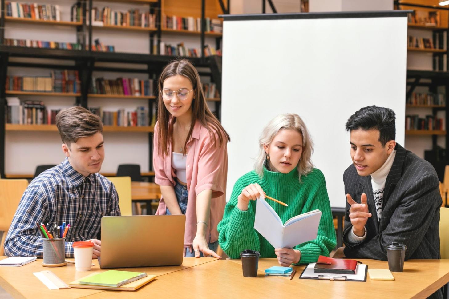 Participants en formation analysant des données financières